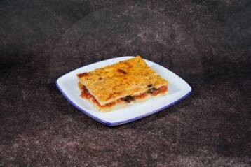 Focaccia di patate con pomodori e cipolla